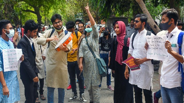 ಕ್ಯಾಂಪಸ್ನಲ್ಲಿ ಹಲವು ಬಾರಿ ಹಿಂಸಾಚಾರ ಕ್ಯಾಂಪಸ್ನಲ್ಲಿ ಹಲವು ಬಾರಿ ಹಿಂಸಾಚಾರ