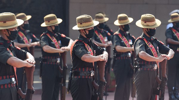  ಹಲವಾರು ಬ್ಯಾಂಡ್‌ಗಳಿಂದ ಪ್ರದರ್ಶನ 