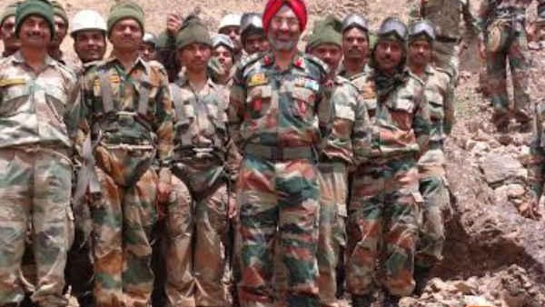  ವೀರಾವೇಶದಿಂದ ಪ್ರತಿದಾಳಿ ನಡೆಸಿ ಶತ್ರುಗಳನ್ನು ಉಸಿರುಗಟ್ಟಿಸಿತು.