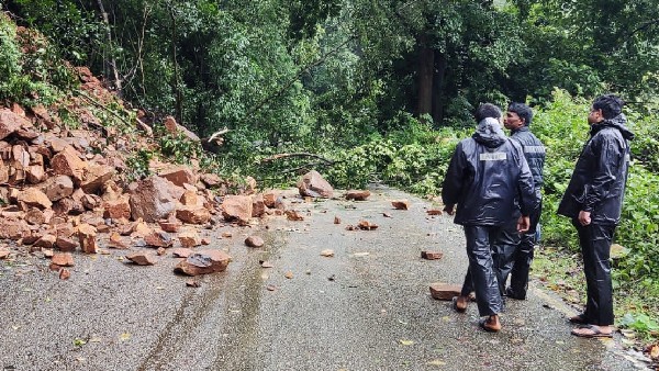 ಸಂಪರ್ಕ ಕಡಿತ: ಸಂಚಾರಕ್ಕೆ ಪರದಾಟ 