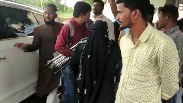 Kerur Communal Clash:Muslim woman refuses to take Rs 2 Lakh compensation given by Siddaramaiah Kerur Communal Clash:Muslim woman refuses to take Rs 2 Lakh compensation given by Siddaramaiah