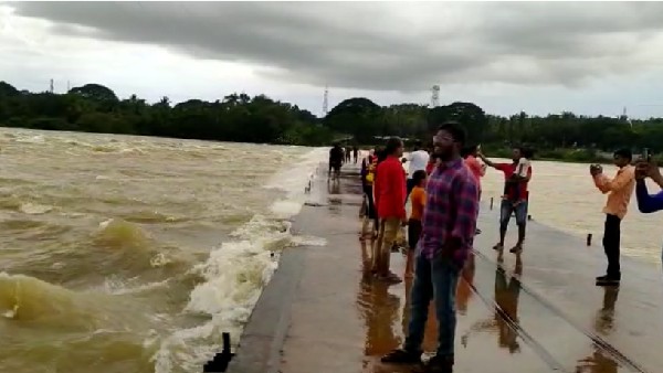 Police Suffer to Control Tourists who Visit old Bridge near Tungabhadra River for Selfie
