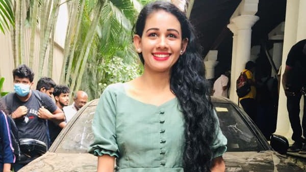 Photos Of Sri Lankan Girl At Presidents Palace Go Viral