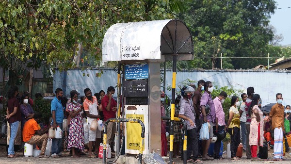 ಪೆಟ್ರೋಲ್-ಡೀಸೆಲ್ ಖರೀದಿಗಾಗಿ ಜನರ ಸರದಿ ಸಾಲು 
