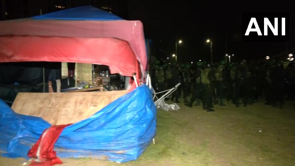 ಪ್ರತಿಭಟನಾಕಾರರ ಡೇರೆಗಳನ್ನು ಕೆಡವಿದ ಭದ್ರತಾ ಸಿಬ್ಬಂದಿ ಪ್ರತಿಭಟನಾಕಾರರ ಡೇರೆಗಳನ್ನು ಕೆಡವಿದ ಭದ್ರತಾ ಸಿಬ್ಬಂದಿ