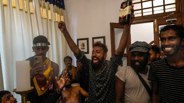 ದ್ವೀಪರಾಷ್ಟ್ರದಲ್ಲಿ ಸಂಕಷ್ಟಕ್ಕೆ ಸಿಲುಕಿದ ಪ್ರಜೆಗಳು ದ್ವೀಪರಾಷ್ಟ್ರದಲ್ಲಿ ಸಂಕಷ್ಟಕ್ಕೆ ಸಿಲುಕಿದ ಪ್ರಜೆಗಳು