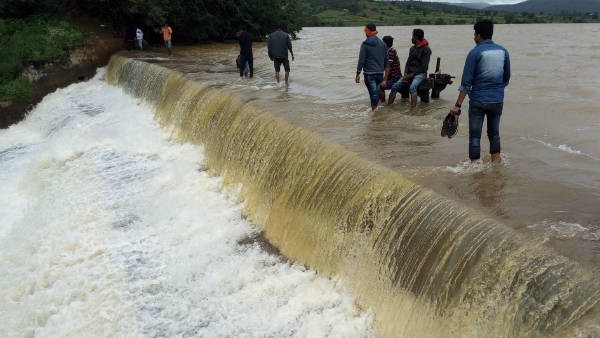 ಕೋಡಿಬಿದ್ದ ಮದಗದ ಕೆರೆ 