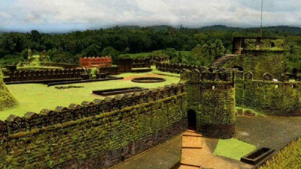 ಬೇಸಿಗೆಯಲ್ಲಿ ನೀವು ಕೋಟೆಗೆ ಭೇಟಿ ನೀಡಬಹುದು 