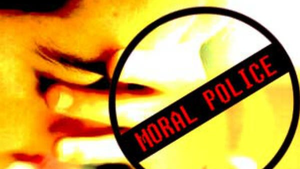  ಗುಂಪಿನಲ್ಲಿದ್ದ ಹುಡುಗಿಗೆ ನಿಂದನೆ 