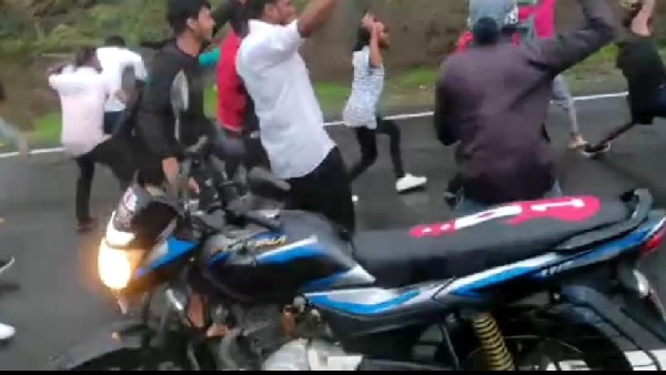 ಟ್ರಕ್ನ ಮುಂದೆ ಬೈಕ್ಗಳ ಡ್ಯಾನ್ಸ್ ಟ್ರಕ್ನ ಮುಂದೆ ಬೈಕ್ಗಳ ಡ್ಯಾನ್ಸ್