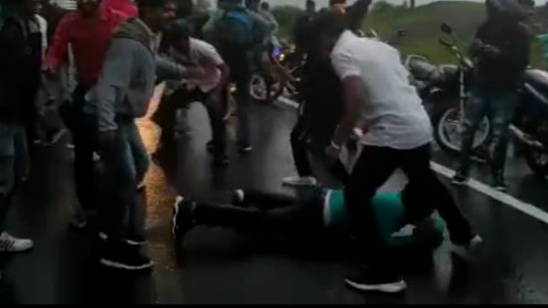 ರಸ್ತೆಯಲ್ಲಿ ತೆವಳುತ್ತಾ ನಾಗಿನ್ ನೃತ್ಯ ರಸ್ತೆಯಲ್ಲಿ ತೆವಳುತ್ತಾ ನಾಗಿನ್ ನೃತ್ಯ