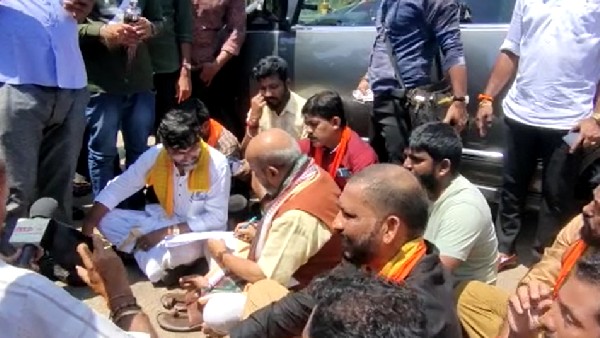 Pramod Muthalik protest in border of Dakshina Kannada district