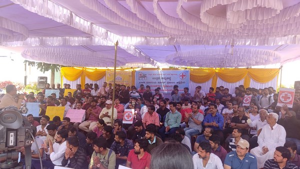 ಬಾರದ ಜನಪ್ರತಿಧಿಗಳು, ಪೋನ್ ಸ್ವಿಚ್ ಆಫ್ 