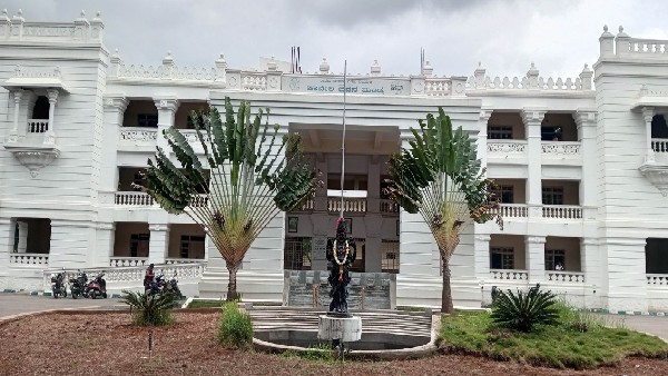  ಕಚೇರಿಯಲ್ಲಿ ನೊಣ ಹೊಡೆಯುವ ಪರಿಸ್ಥಿತಿ