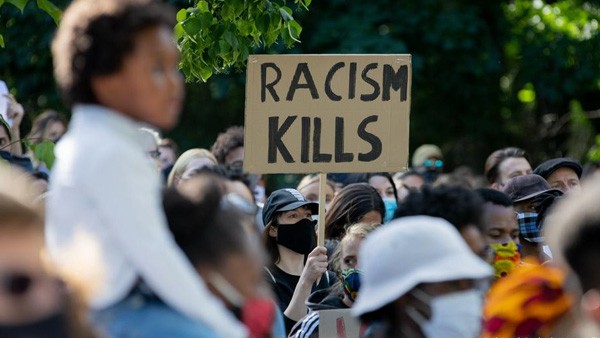 ಪಾರ್ಕಿಂಗ್ ವಿಚಾರಕ್ಕೆ ಜನಾಂಗೀಯ ನಿಂದನೆ ಪಾರ್ಕಿಂಗ್ ವಿಚಾರಕ್ಕೆ ಜನಾಂಗೀಯ ನಿಂದನೆ