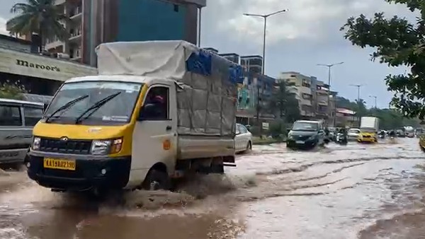 Heavy rain in Mangaluru: Rodes are blocked, traffic jam