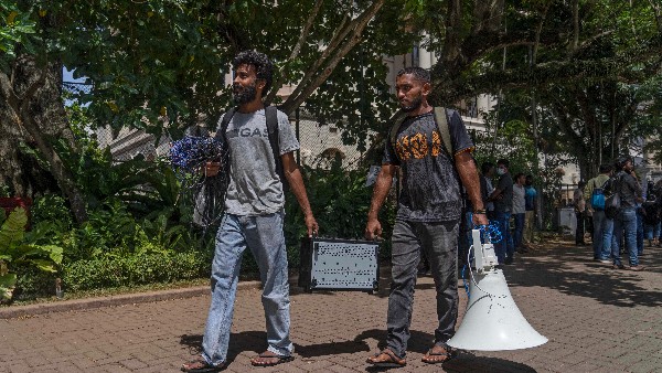 ಅಧ್ಯಕ್ಷರ ನಿವಾಸ ತೆರೆದ ಪ್ರತಿಭಟನಾಕಾರರು ಅಧ್ಯಕ್ಷರ ನಿವಾಸ ತೆರೆದ ಪ್ರತಿಭಟನಾಕಾರರು