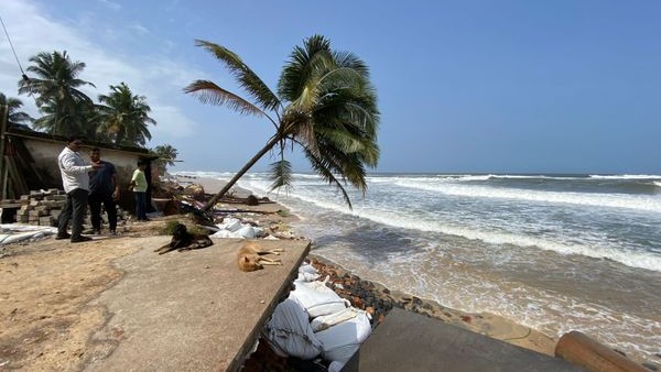  ಕಡಲ್ಕೊರತಕ್ಕೆ ಸಮುದ್ರ ಪಾಲಾದ ಮನೆಗಳು 