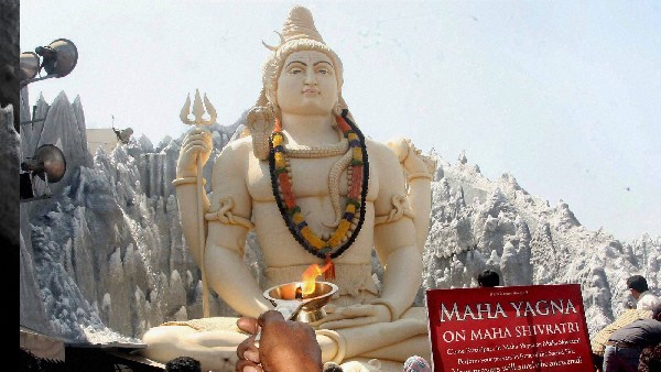 ಪೂಜೆಗೂ ಮುನ್ನ ಈ ವಿಶೇಷ ಮಂತ್ರವನ್ನು ಜಪಿಸಿ ಪೂಜೆಗೂ ಮುನ್ನ ಈ ವಿಶೇಷ ಮಂತ್ರವನ್ನು ಜಪಿಸಿ