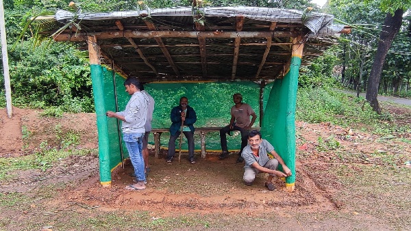  ಕಾರು ಡಿಕ್ಕಿಯಾಗಿ ನಿಲ್ದಾಣಕ್ಕೆ ಹಾನಿ