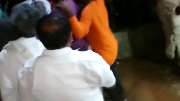 Siddaramaiah fans blocked the march DK Shivakumar supporters