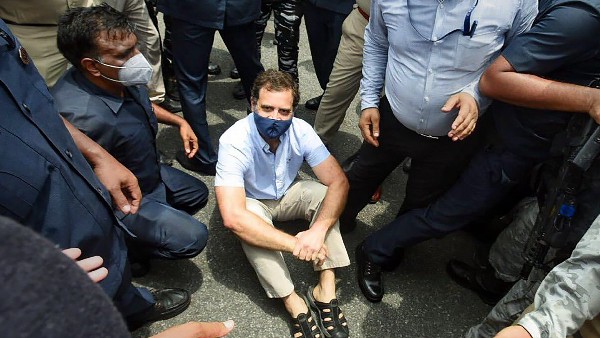  ನಡು ರಸ್ತೆಯಲ್ಲಿ ಪ್ರತಿಭಟನೆ ನಡೆಸಿದ ರಾಹುಲ್ ಗಾಂಧಿ 