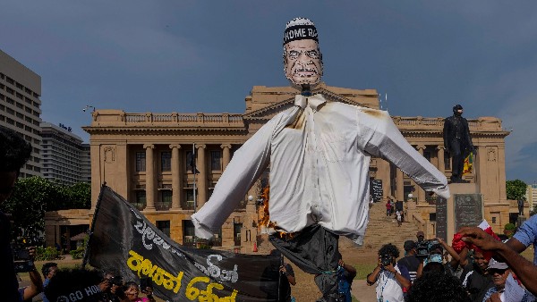 ರಾಜಪಕ್ಸೆ ಪರ ನಿಂತ ಮಾಧ್ಯಮ 