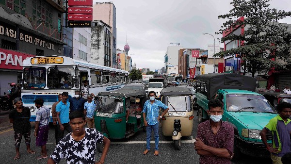 ಇಂಧನ ಕೊರತೆಯಿಂದ ಜನ ಕಂಗಾಲು ಇಂಧನ ಕೊರತೆಯಿಂದ ಜನ ಕಂಗಾಲು