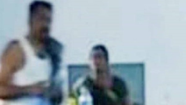 ಹೆಗಲ ಮೇಲೆ ಕೈ ಹಾಕಿ ಮಾತುಕತೆ 