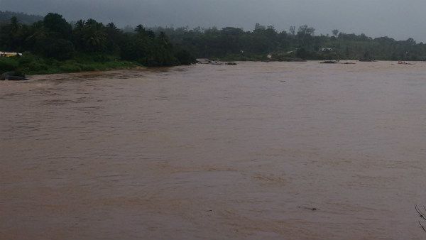 ಉರುಳಿಬಿದ್ದಿರುವ ಕಂಬಗಳು