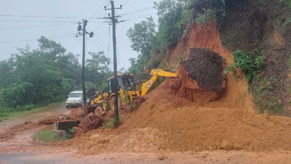  ಗುಡ್ಡ ಕುಸಿದ ಹಿನ್ನಲೆಯಲ್ಲಿ ಸಂಚಾರ ಅಸ್ತವ್ಯಸ್ತ 