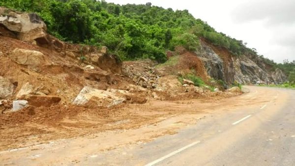 ಹೆದ್ದಾರಿಗೆ ಬೀಳುತ್ತಿರುವ ಕಲ್ಲುಗಳು 