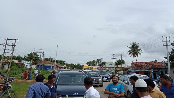  ಸ್ಮಶಾನ ದಾರಿಗಾಗಿ ಗ್ರಾಮಸ್ಥರಿಂದ ಪ್ರತಿಭಟನೆ 