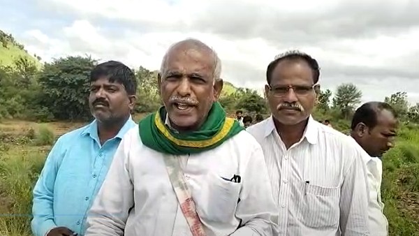  ಪಿಚ್ಚಿಂಗ್ ನಿರ್ಮಿಸಲು ಸ್ಥಳೀಯರ ಪಟ್ಟು