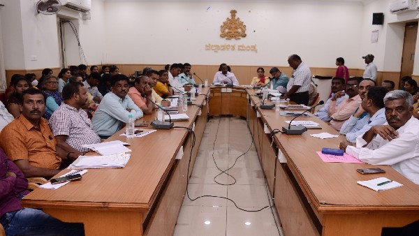  ಪರಿಹಾರದ ಠೇವಣಿ ಪಡೆದ ಅಧಿಕಾರಿಗಳು