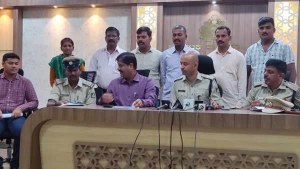  'ಎಟಿಎಂ ಬಳಿ ಅಪರಿಚಿತರ ನೆರವು ಪಡೆಯಬೇಡಿ'