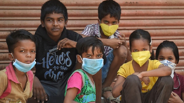  'ಶಾಲೆಗಳ ಗೋಡೆ ಮೇಲೆ ಸಹಾಯವಾಣಿ ಬರೆಸಿ'