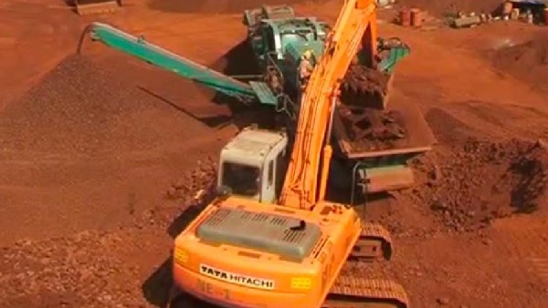 ಕುಸಿಯುತ್ತಿರುವ ಪಾರ್ವತಿ ದೇಗುಲದ ಕಲ್ಲು 