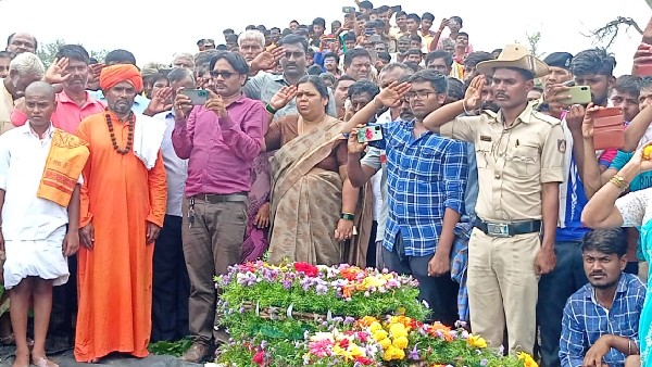 Soldier from Dharwad Dies in West Bengal Border, Cremated with full military Honors