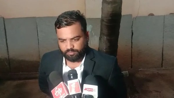 ಯುವತಿಯ ಖಾಸಗಿ ವಿಡಿಯೋ ತೋರಿಸಿದ್ದ ಸ್ವಾಮೀಜಿ ಯುವತಿಯ ಖಾಸಗಿ ವಿಡಿಯೋ ತೋರಿಸಿದ್ದ ಸ್ವಾಮೀಜಿ