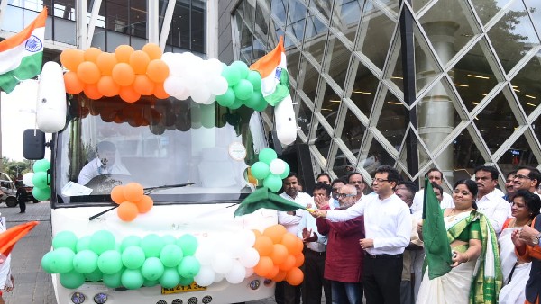 BBMP Chief Commissioner Tushar Girinath inaugurated National Flag Sales Mobile Center BBMP Chief Commissioner Tushar Girinath inaugurated National Flag Sales Mobile Center