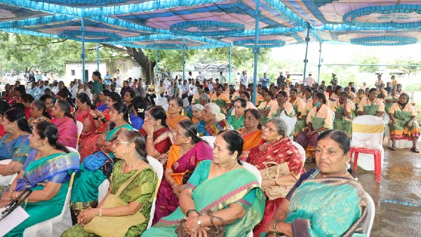 BBMP Elections: Saree, Bagina gift to women on the pretext of festival in Padmanabhanagar 
