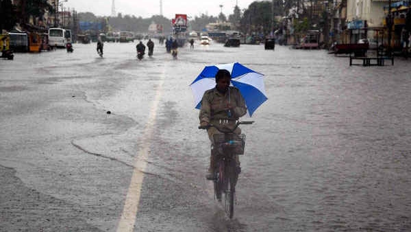 ರಸ್ತೆ ಮೇಲೆಲ್ಲ ಹರಿದ ನೀರು
