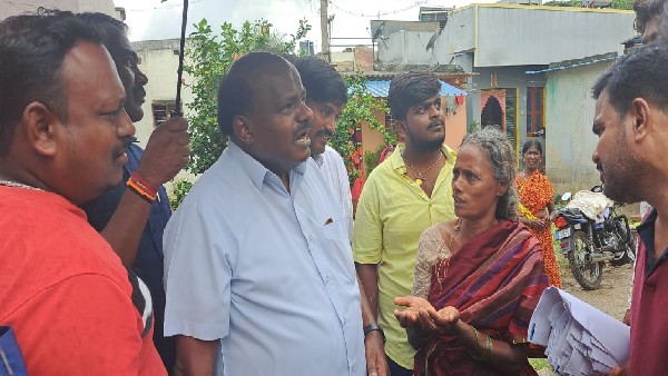 Relief From The JDS Party For the Rain Victims HD Kumaraswamy 