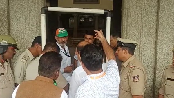 Congress leaders clash at Chitradurga Mutt before Rahul Gandi visit