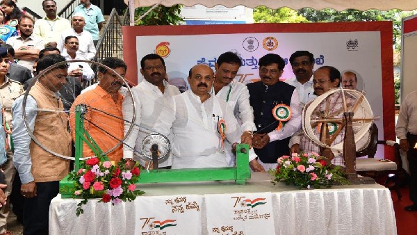 ವಿಶೇಷ ಬಟ್ಟೆಗಳ ಮುಂದೆ ಗಟ್ಟಿಯಾಗಿ ಕೈಮಗ್ಗ ಉತ್ಪನ್ನ ನಿಲ್ಲಬೇಕು