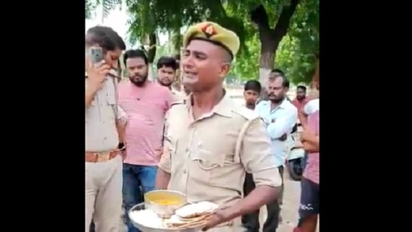 ಮನೋಜ್ ನನ್ನು ಬಲವಂತವಾಗಿ ಜೀಪ್ನಲ್ಲಿ ಕರೆದೊಯ್ದ ಪೊಲೀಸರು ಮನೋಜ್ ನನ್ನು ಬಲವಂತವಾಗಿ ಜೀಪ್ನಲ್ಲಿ ಕರೆದೊಯ್ದ ಪೊಲೀಸರು