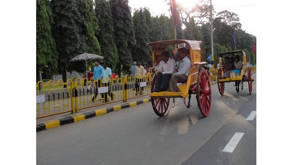  ದಸರಾಗಾಗಿ ಕಾಯುತ್ತಿರುವ ಜನತೆ 