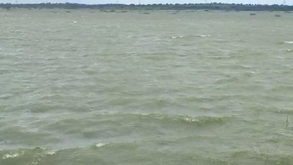  ಕೆರೆ ಕೋಡಿ ಬೀಳುವ ಆತಂಕದಲ್ಲಿರುವ ರೈತರು