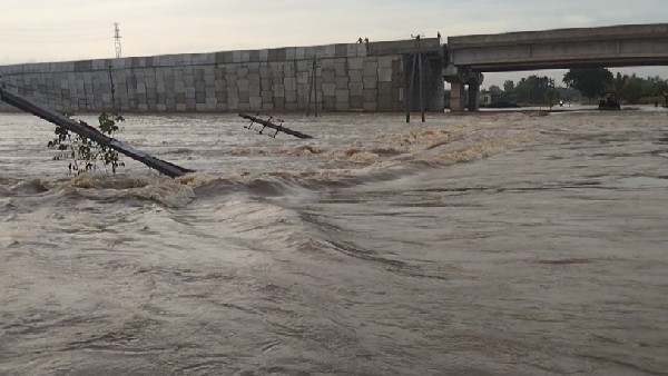 Lake Breaches Near Maddur:Mysuru-Benagaluru Highway Closed 
